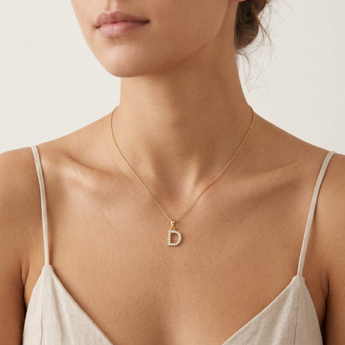 Gold-Anhänger mit dem Buchstaben "D" und Zirkonias