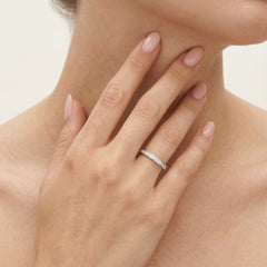 Minimalistický diamantový prsten z bílého zlata