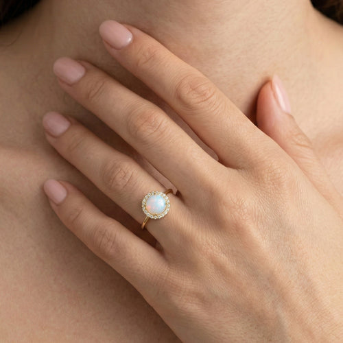 Zlatý prsten s bílým opálem