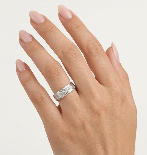 Snubní prsten z bílého zlata se vzorem vln