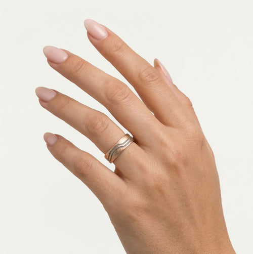 Alliance en or rose 14 kt avec lignes de rhodium