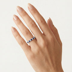 Alliance avec saphir bleu et diamant