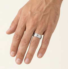 Moderní snubní prsten z bílého zlata s rytinami