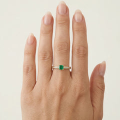 Sophisticated gold ring with emerald and diamonds