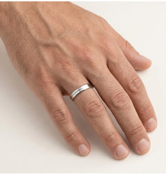 Bague de mariage fine en or blanc poli