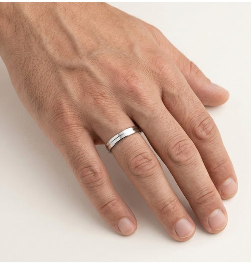 Bague de mariage fine en or blanc poli