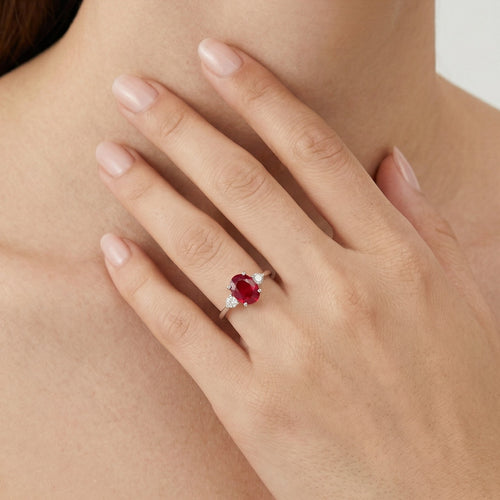 Anillo sencillo de oro blanco con diamante y rubí