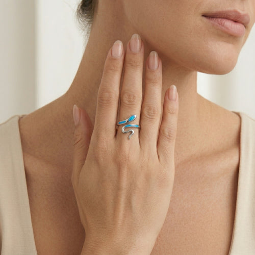 Anillo de serpiente con ópalo azul