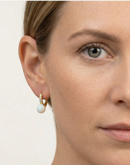 Akzent-Ohrringe aus Gold mit weißem Opal