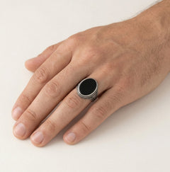 Pánský stříbrný prsten s oválným onyxem a zdobenými boky