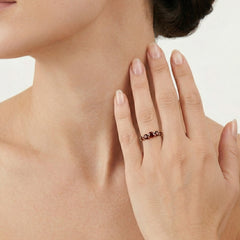 Bague élégante en or jaune avec grenats.