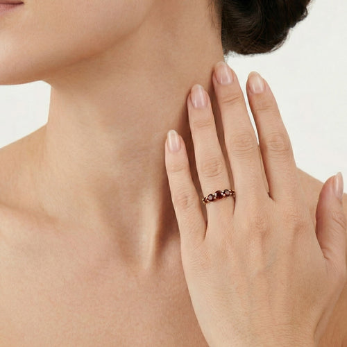 Bague élégante en or jaune avec grenats.