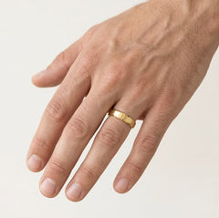 Sparkling yellow gold wedding rings