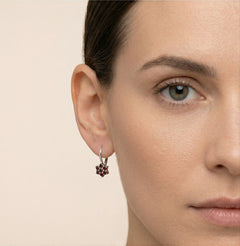 Granat-Blumen-Ohrringe