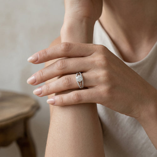 Weißgoldring mit zentralem Zirkonia und seitlichen Zirkonen