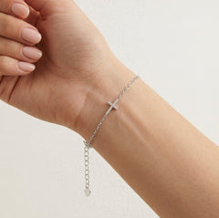 Pulsera de cadena con cruz de plata de ley