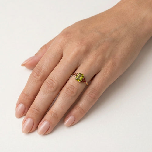 Bague élégante en moldavite taillée émeraude avec grenat rond