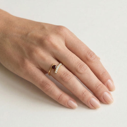 Anillo de granate y circonia cúbica en oro elegante