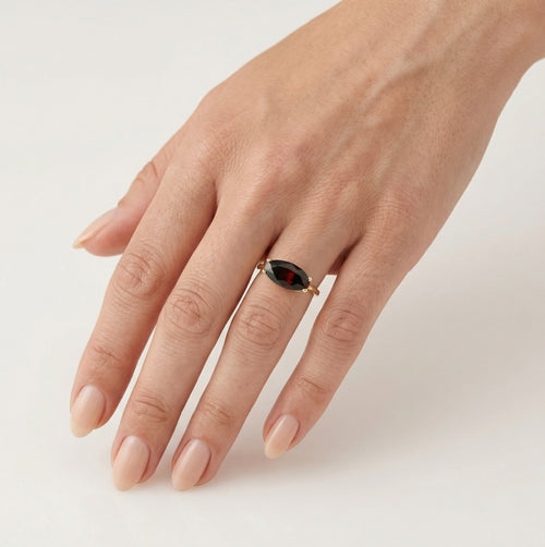 Solitärring mit Granatstein in Gelbgold