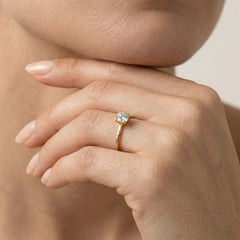 Anillo de oro amarillo con engaste de 4 garras