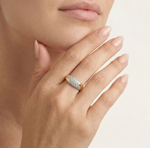 Prsten s kubickými zirkony ze žlutého a bílého zlata