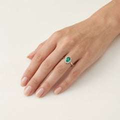 Sparkling white gold diamond ring with emerald