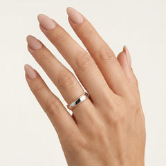 Eheringe aus Roségold und Weißgold mit seitlichem Detail