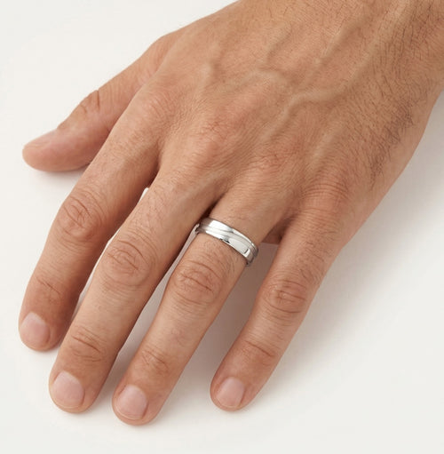 Snubní prsten z bílého zlata