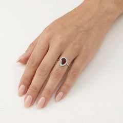 Prsten s granátem z bílého zlata