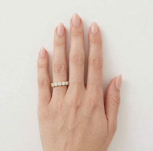 Anillo de oro con cinco circonitas cúbicas redondas