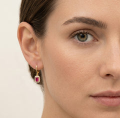 Pendientes halo con rubí rojo corte esmeralda