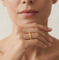 Krásný prsten ze žlutého zlata ve tvaru srdcí