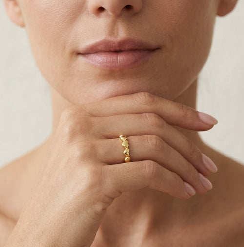 Krásný prsten ze žlutého zlata ve tvaru srdcí