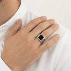Pánský prsten ze stříbra s černým smaltem, čtvercový