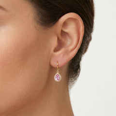 Boucles d'oreilles en or jaune avec crochet à levier et halo en forme de goutte.