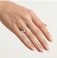 Alliance élégante en or blanc avec pierres optionnelles