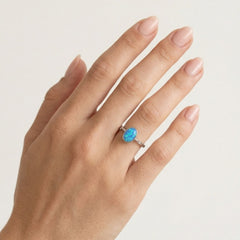 Bague simple en or blanc avec opale bleue