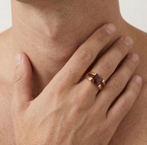 Bague classique pour homme en or avec sertissage clos