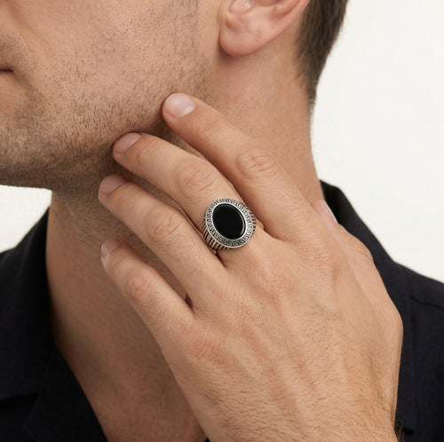Ručně zpracovaný pánský prsten s oválným onyxem