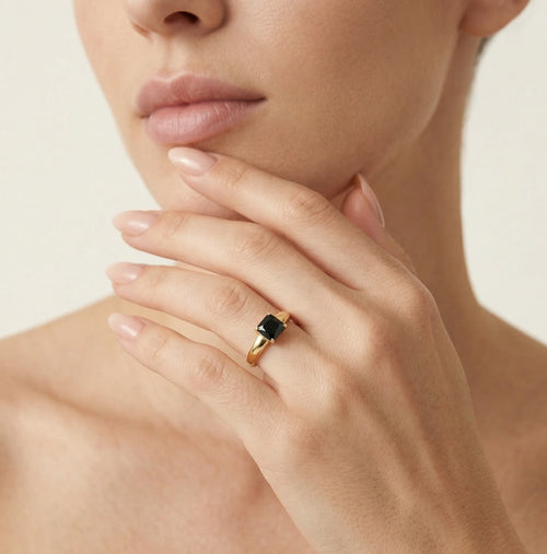 Přírodní etický prsten ze žlutého zlata s onyxem