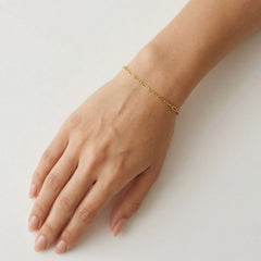 Bracelet délicat en chaîne dorée avec éléments en or