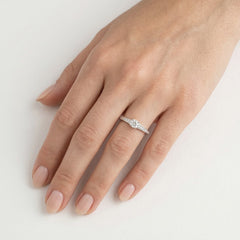 Bague élégante en or blanc avec diamants