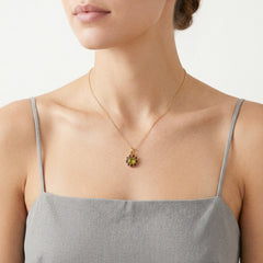 Pendentif Floral Harmony en or jaune avec moldavite ronde à facettes fines et grenat