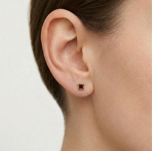 Puces d’oreilles simples en or jaune avec grenat solitaire