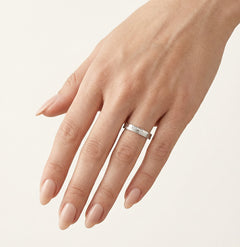 Weißgoldring mit mattiertem und hochglänzendem Finish