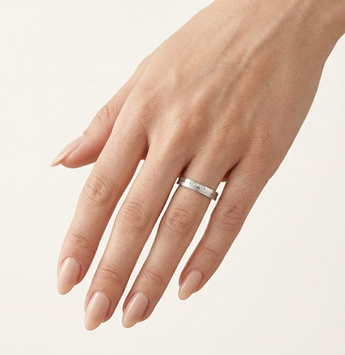 Weißgoldring mit mattiertem und hochglänzendem Finish