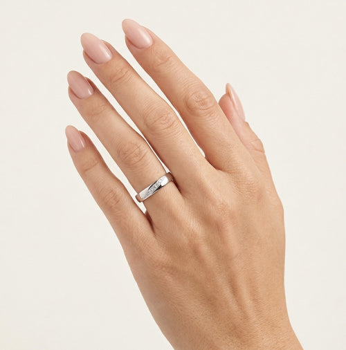 Snubní prsten z bílého zlata s motivem listů