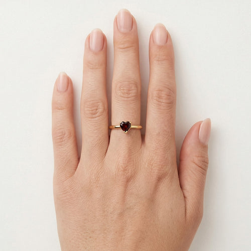 Lieblicher Damenring mit Herz aus Granat