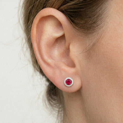 Silberne Ohrstecker mit synthetischem Rubin