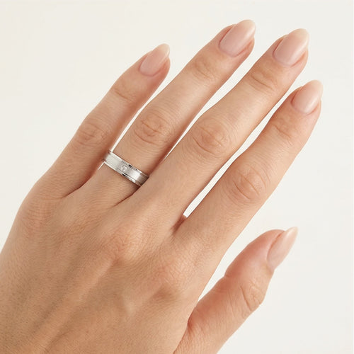 Bague de mariage solitaire en or blanc avec centre mat